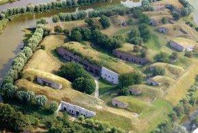 " Aanvankelijk was de naam nog: fort "De Ruijter", later is de naam veranderd en kreeg het de naam van de Sabina Henricapolder, waarin het fort zich bevind.