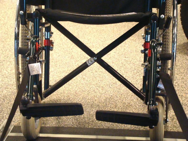4-Puntsgordelfixatie Q Straint-ISO 10542 Dit systeem gebruikt vier gordels met J-haken die rond het frame van de rolstoel passen.